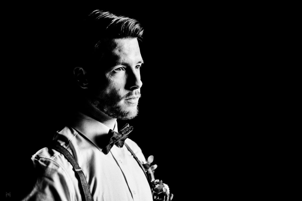 Styled Shoot Bräutigam Schwarz-Weiß Fensterlicht