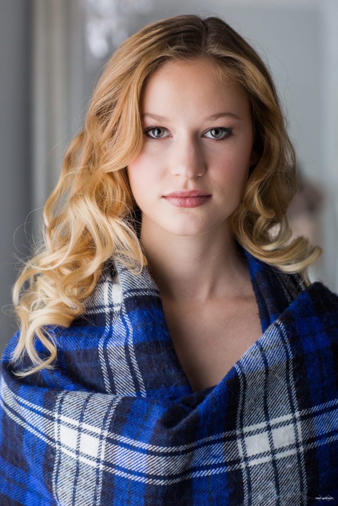 young woman portrait, Portrait einer jungen Frau mit blauem Schal, with a blue scarf, Portraits, Ernst Merkhofer , Portraitfotograf,