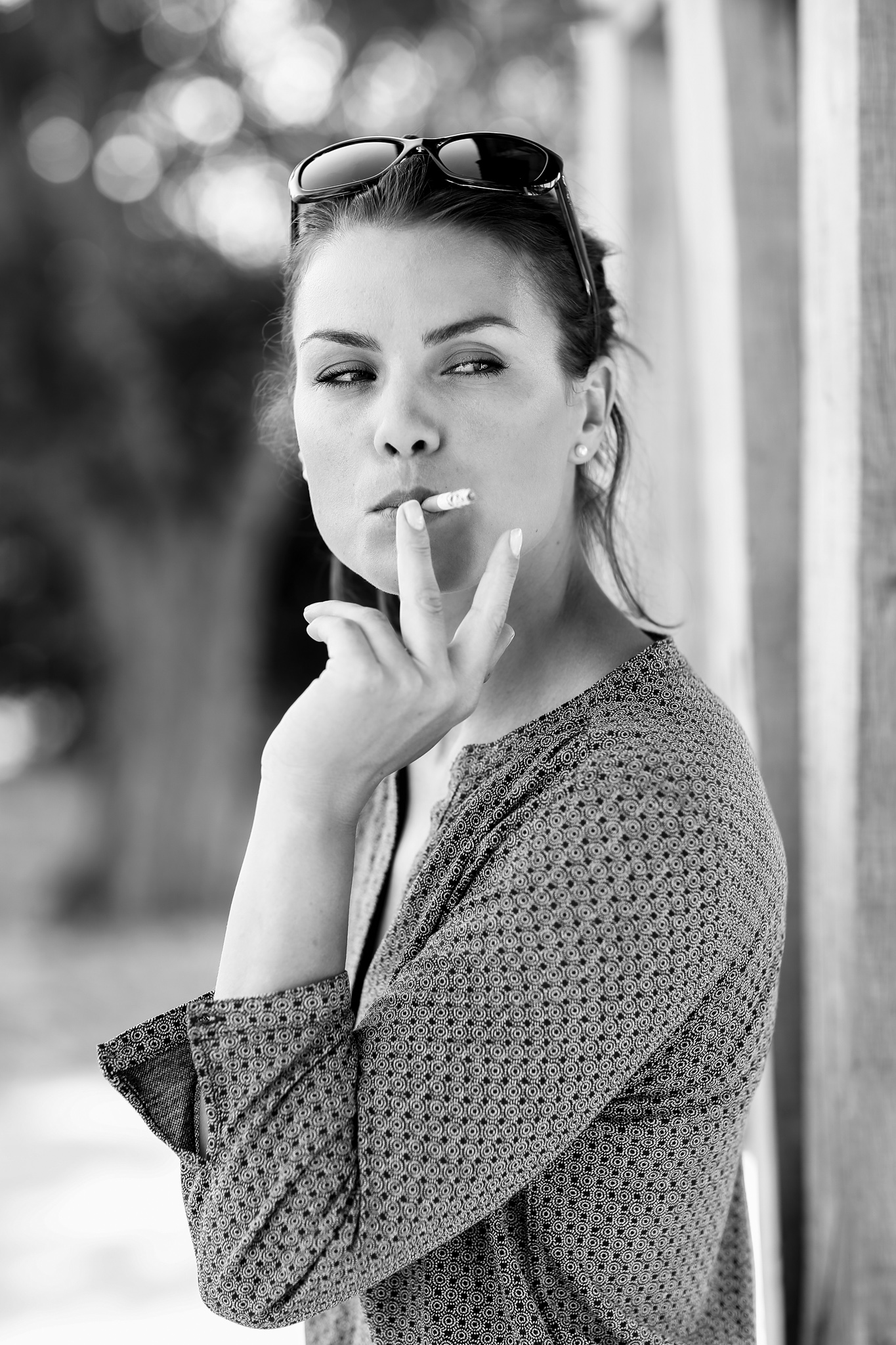 Zigarette rauchende Frau