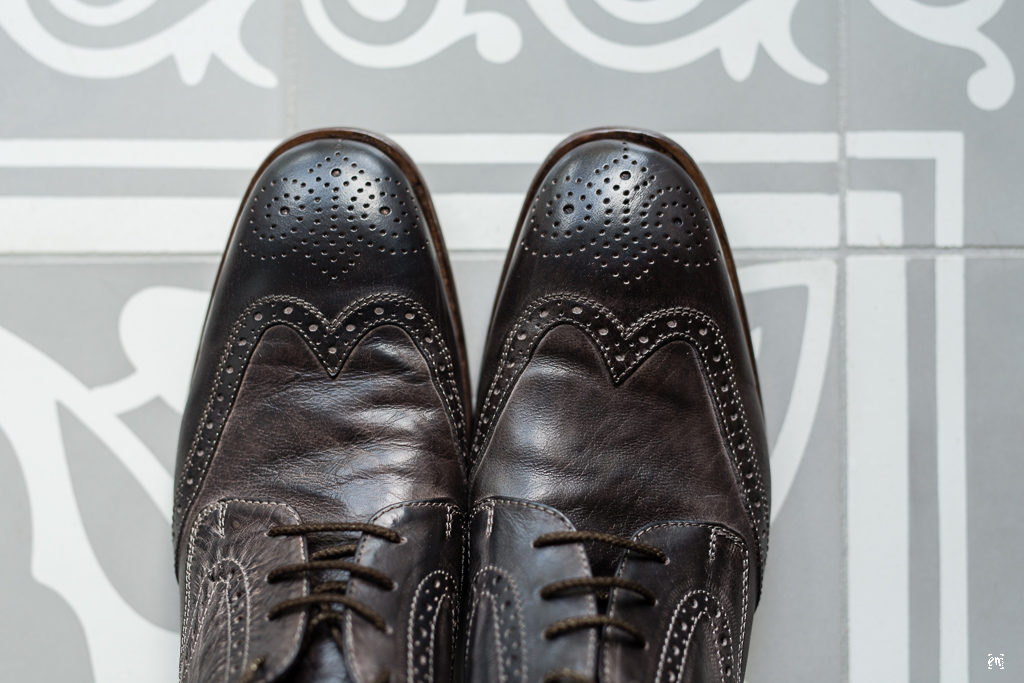 Flowerpower Hochzeit, Haarschmuck Blüten Hippie-Style Gutshof Ladenburg, real wedding Schuhe Bräutigam