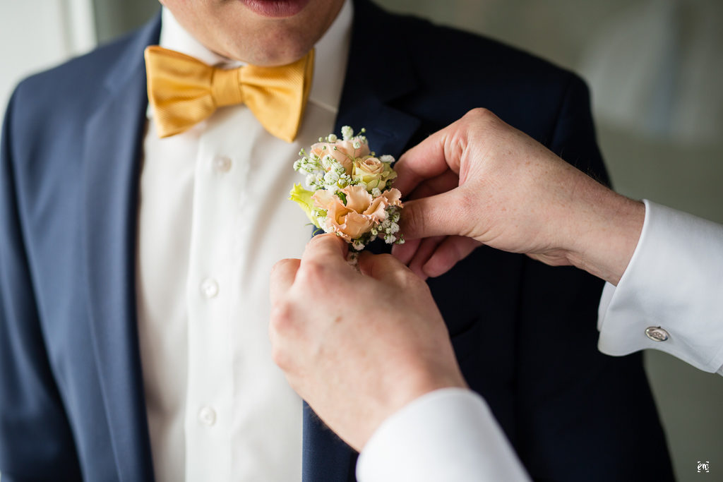 Flowerpower Hochzeit, Haarschmuck Blüten Hippie-Style Gutshof Ladenburg, real wedding grooms flowerpower revers