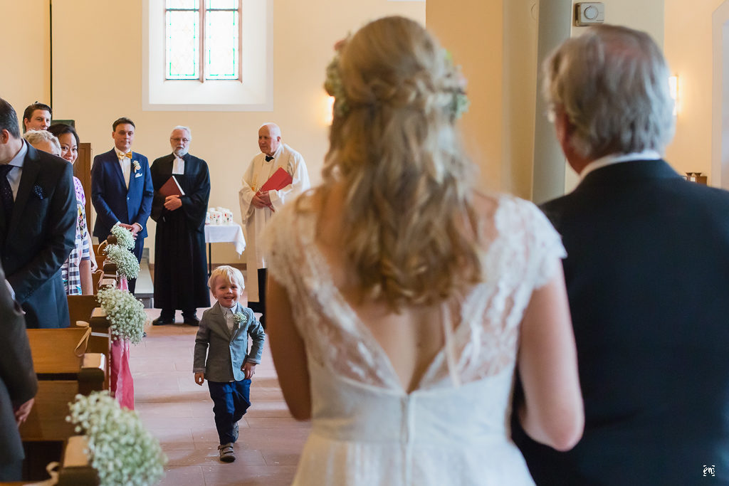 Flowerpower Hochzeit, Haarschmuck Blüten Hippie-Style Gutshof Ladenburg, real wedding, Kirche