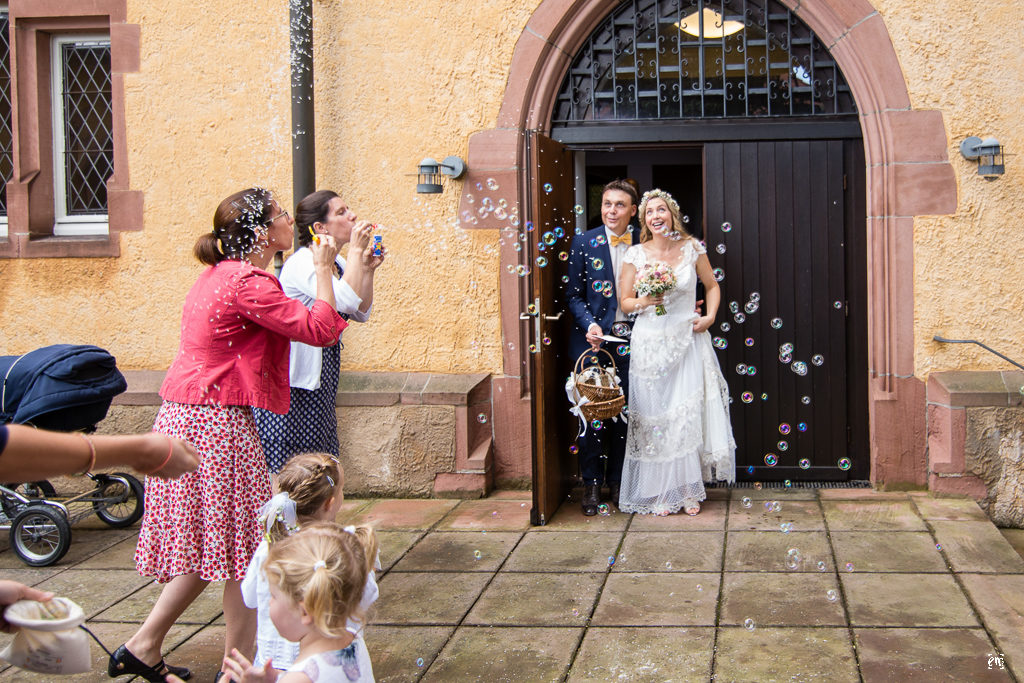 Flowerpower Hochzeit, Haarschmuck Blüten Hippie-Style Gutshof Ladenburg, real wedding, Kirche
