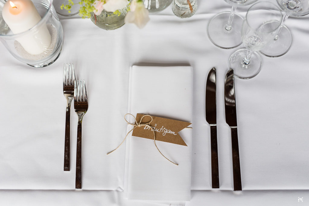 Flowerpower Hochzeit, Haarschmuck Blüten Hippie-Style Gutshof Ladenburg, real wedding, Tisch Deko