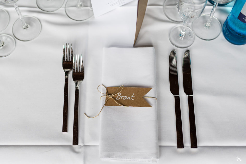 Flowerpower Hochzeit, Haarschmuck Blüten Hippie-Style Gutshof Ladenburg, real wedding, Tisch Deko