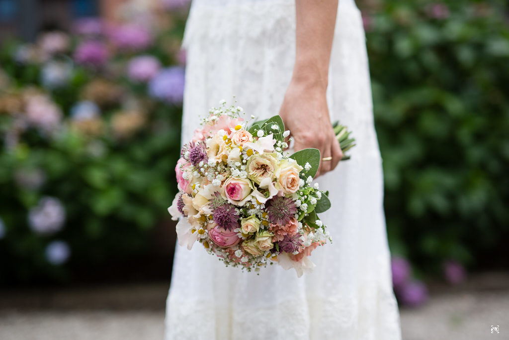 Brautsträuße, Brautstrauß, Brautstrauss, Flowerpower Hochzeit, Haarschmuck Blüten Hippie-Style Gutshof Ladenburg, real wedding Braut mit Brautstrauß