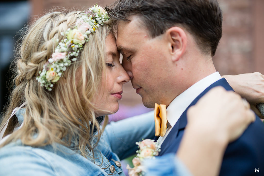 Flowerpower Hochzeit, Haarschmuck Blüten Hippie-Style Gutshof Ladenburg, real wedding power of love