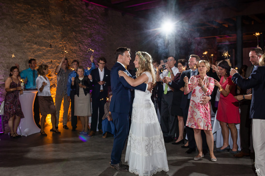 Flowerpower Hochzeit, Haarschmuck Blüten Hippie-Style Gutshof Ladenburg, real wedding first dance