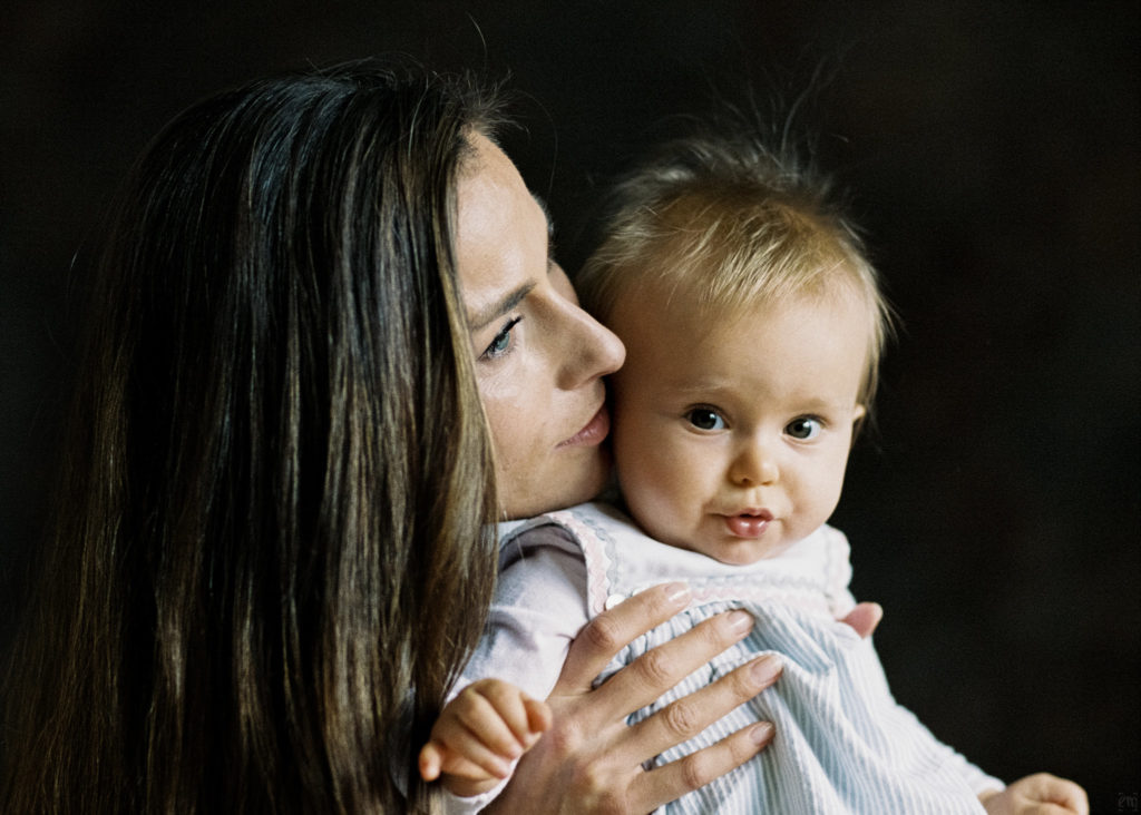 Portfolio, Studioarbeit, Mutter mit Kind, EMF, Portrait , Ernst Merkhofer, Portra 400, analog Film, Körnung, Portraits