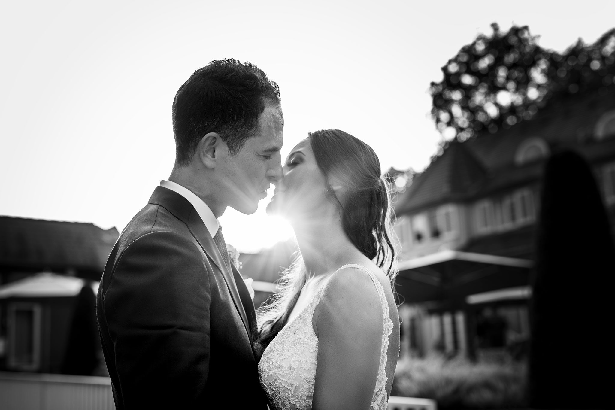 bnw, schwarz-weiss, Portfolio, jung vermähltes Paar küßt sich vor den letzten Sonnenstrahlen, Abendstimmung, Braut Portraits, Brautpaar, Bilder, Ernst Merkhofer, Fotograf, Hochzeit, Brautpaar Bilder, Brautportraits, Brautstrauss, Hochzeiten, Wedding, Weddings, Love, Exclusive, Sunset, Kiss,