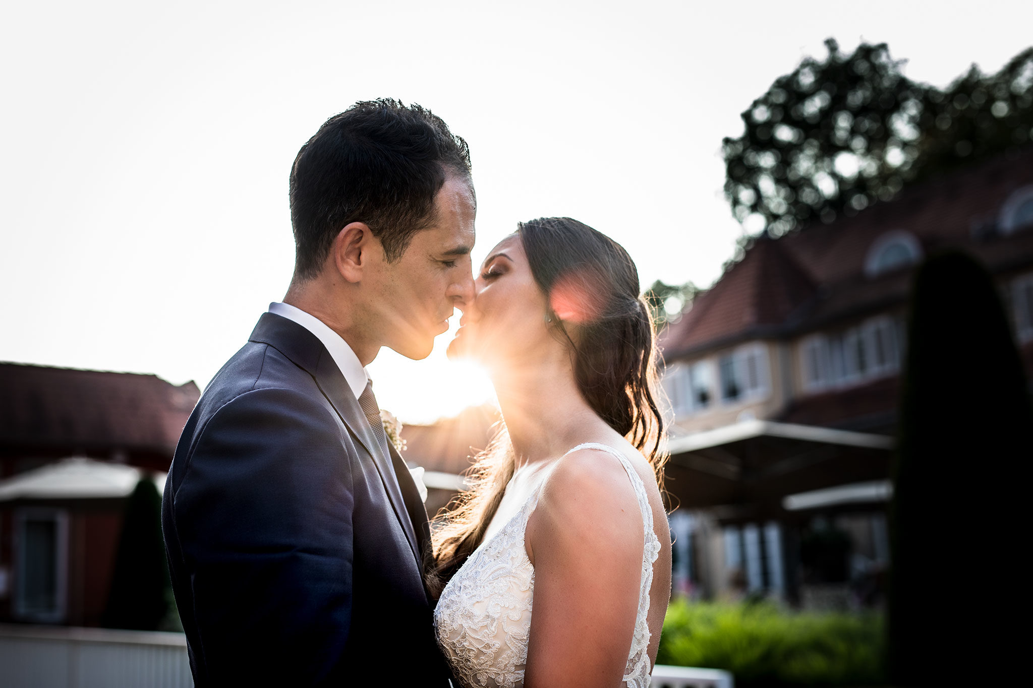 Portfolio, jung vermähltes Paar küßt sich vor den letzten Sonnenstrahlen, Abendstimmung, Braut Portraits, Brautpaar, Bilder, Ernst Merkhofer, Fotograf, Hochzeit, Brautpaar Bilder, Brautportraits, Brautstrauss, Hochzeiten, Wedding, Weddings, Love, Exclusive, Sunset, Kiss, Hochzeitsfotos