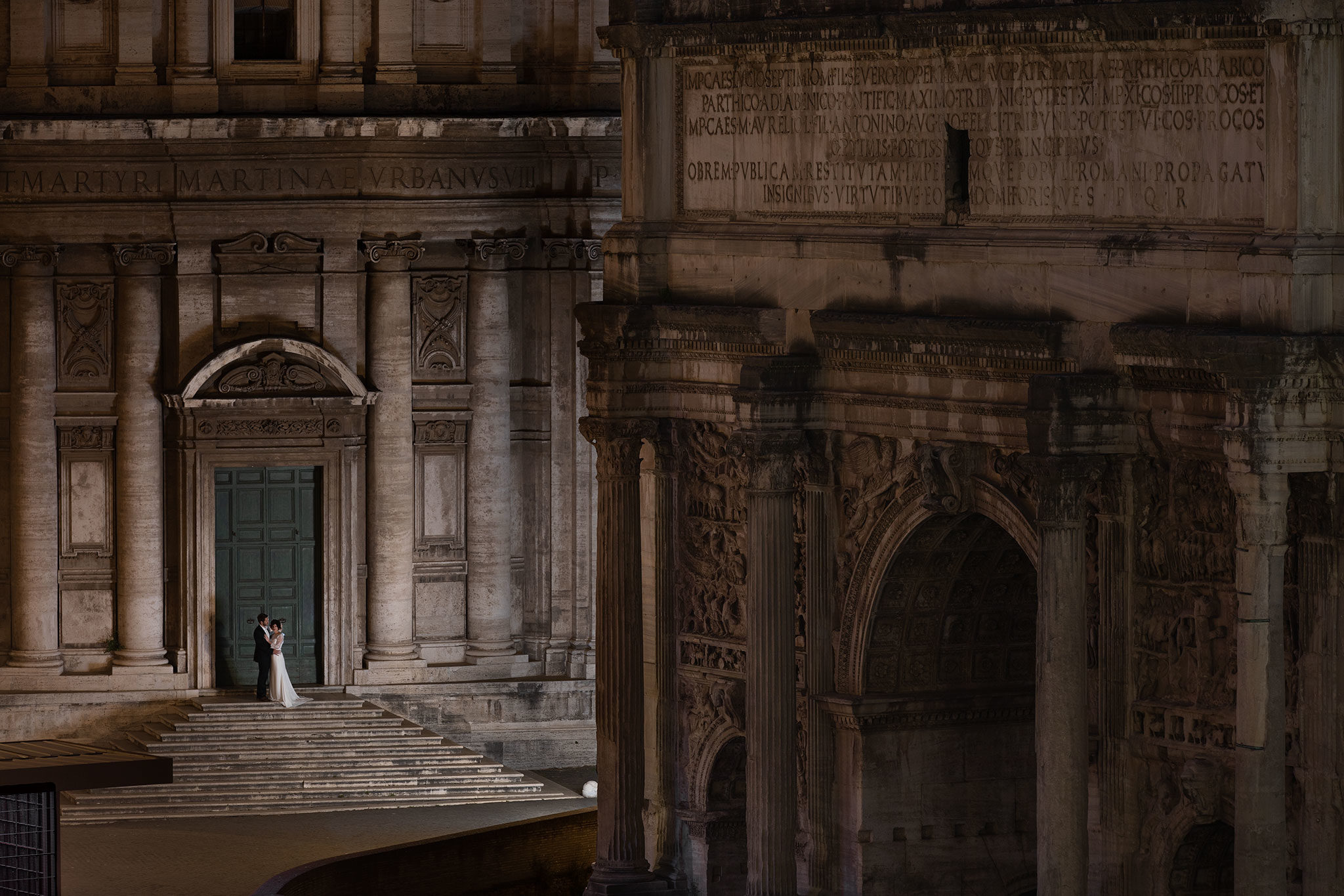 junges Paar auf der Kirchentreppe am Forum, Panorama, Portfolio, RomAntik, Ernst Merkhofer Exclusive, Fotograf, Rom, Signature Shots , Exlusive, Signature Shot, Pärchen, Inspiration, Foto Session, Photo Shoot, Staircase, Kirche, Church,Love, Portraits, Portrait, Rome, Fori Imperiali, Forum Romanum,