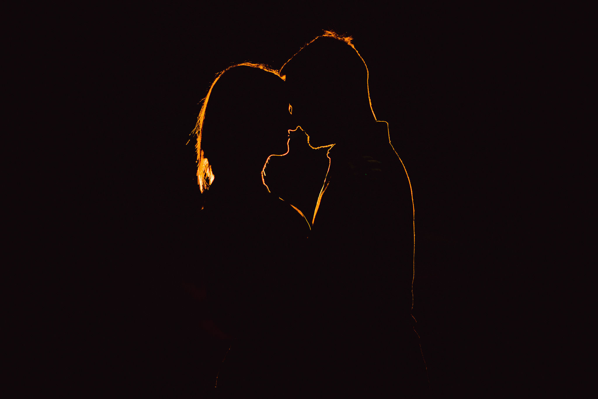 backlight and lensflare eines jungen sich eng gegenüberstehenden Pärchens, bereit zum Kuss. Gegenlicht Portfolio Portraits