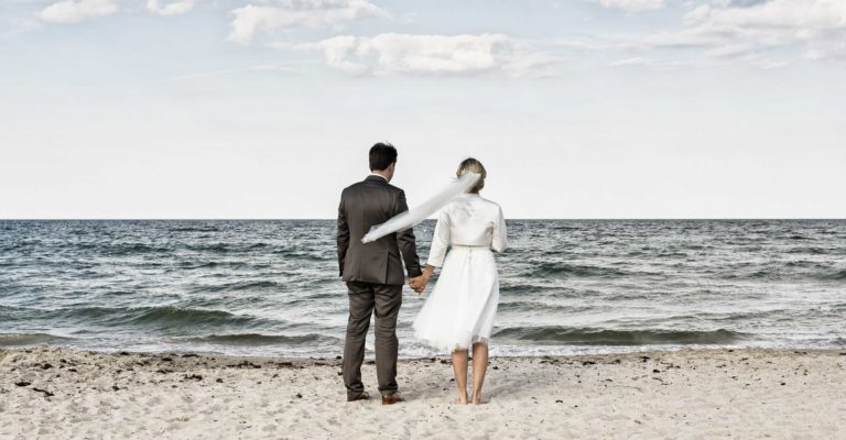Portfolio, Brautpaar blickt auf das Meer, Ostsee, Wind, Wellen, Strand, Ernst Merkhofer, Hochzeiten, Wedding, Fotograf, Fotografie, home,