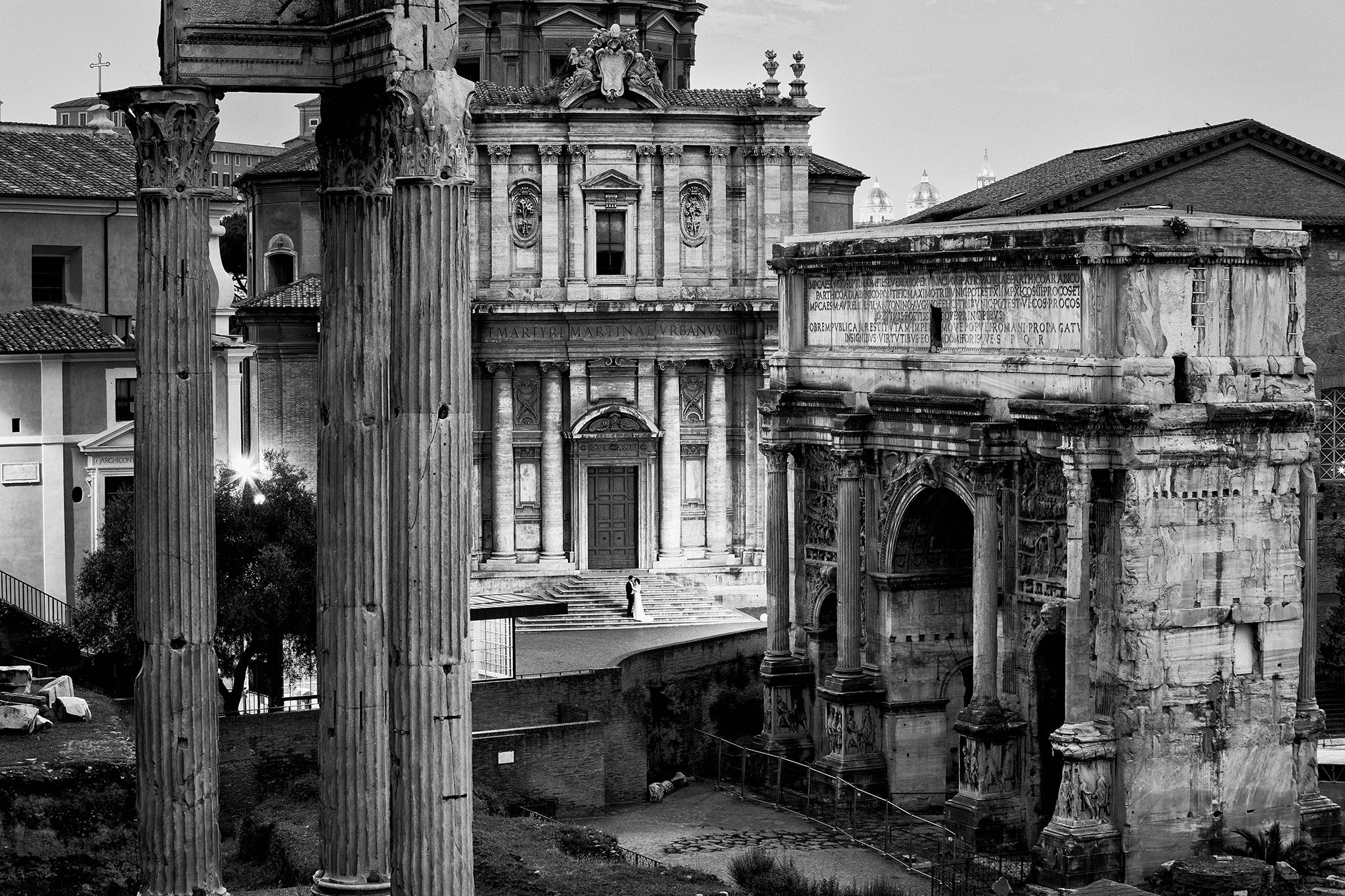 junges Paar auf der Kirchentreppe am Forum, Panorama, Portfolio, RomAntik, Ernst Merkhofer Exclusive, Fotograf, Rom, Signature Shots , Exlusive, Signature Shot, Pärchen, Inspiration, Foto Session, Photo Shoot, Staircase, Kirche, Church,Love, Portraits, Portrait, Rome, Fori Imperiali, Forum Romanum, bnw, sw, schwarz-weiss
