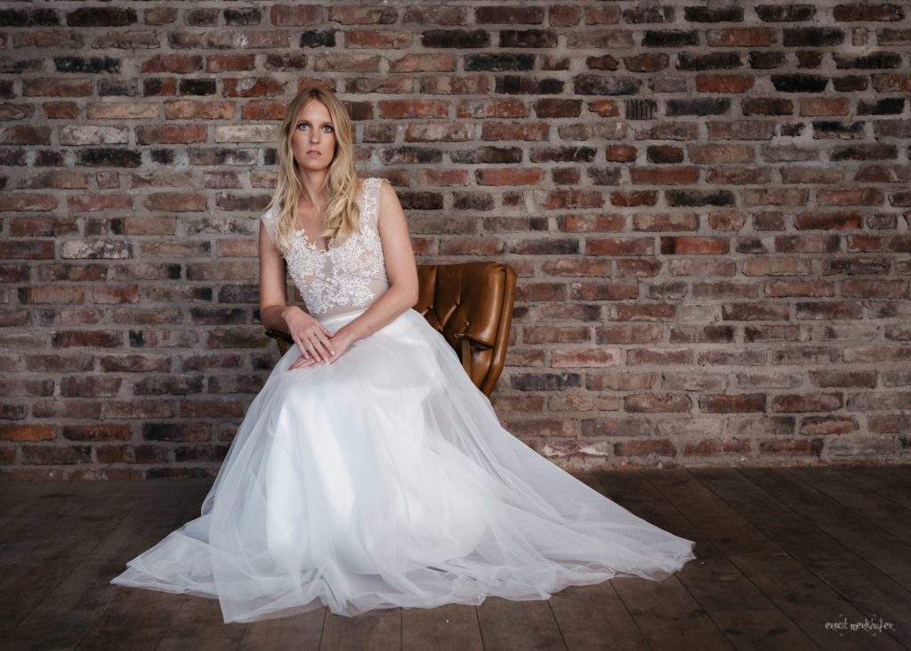 Inspiration, Model mit Brautkleid in einem alten Stuhl sitzend. Setting in einer alten, ehemaligen stahlverarbeitenden Werkstatt