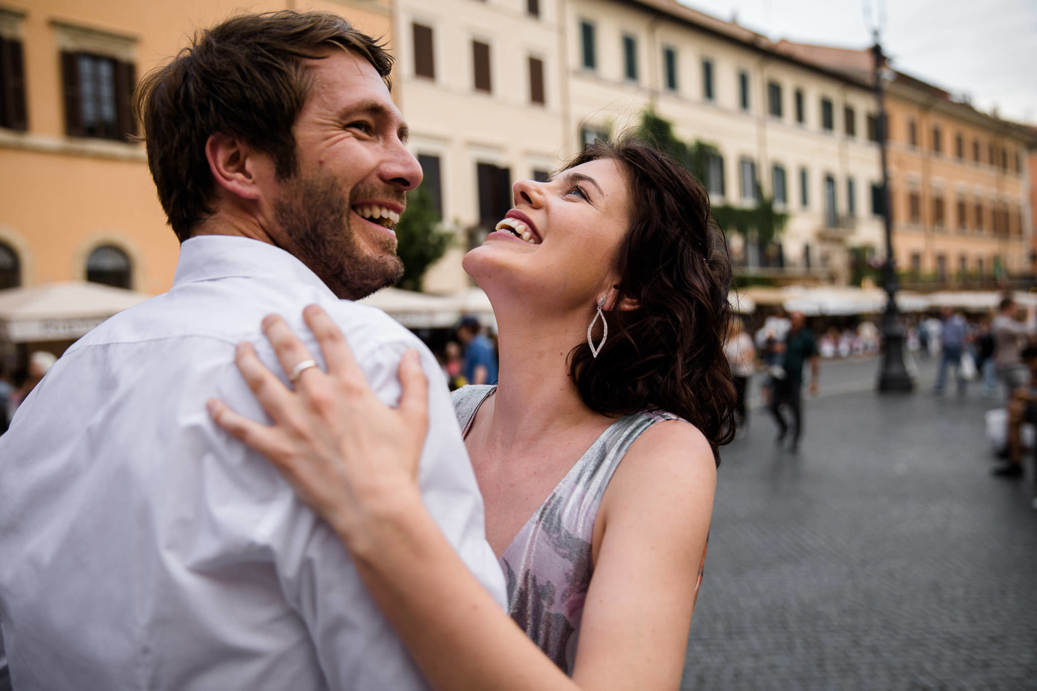 junges paar lacht und umarmt sich auf der Piazza Navona, Portfolio, RomAntik, Dolce Vita, Ernst Merkhofer Exclusive, Fotograf, Rom , Exlusive, Signature Shot, Ernst Merkhofer, Pärchen, junges Paar, Foto Session, Photo Shoot, Staircase, Love, Portraits, Portrait, Rome,