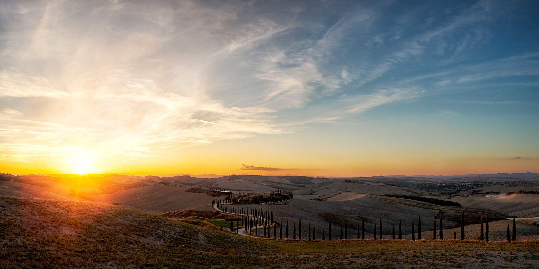 Sonnenuntergang in der Toskana, Herbst. Zypressen gesäumte Allee führt den Blick zu einem großen Farmhouse, dramatischer Himmel, grandioser Sonnenuntergang. Ruhige Stimmung. Workshops, Fotografie, Panorama, Photography, Ernst Merkhofer, Fotograf