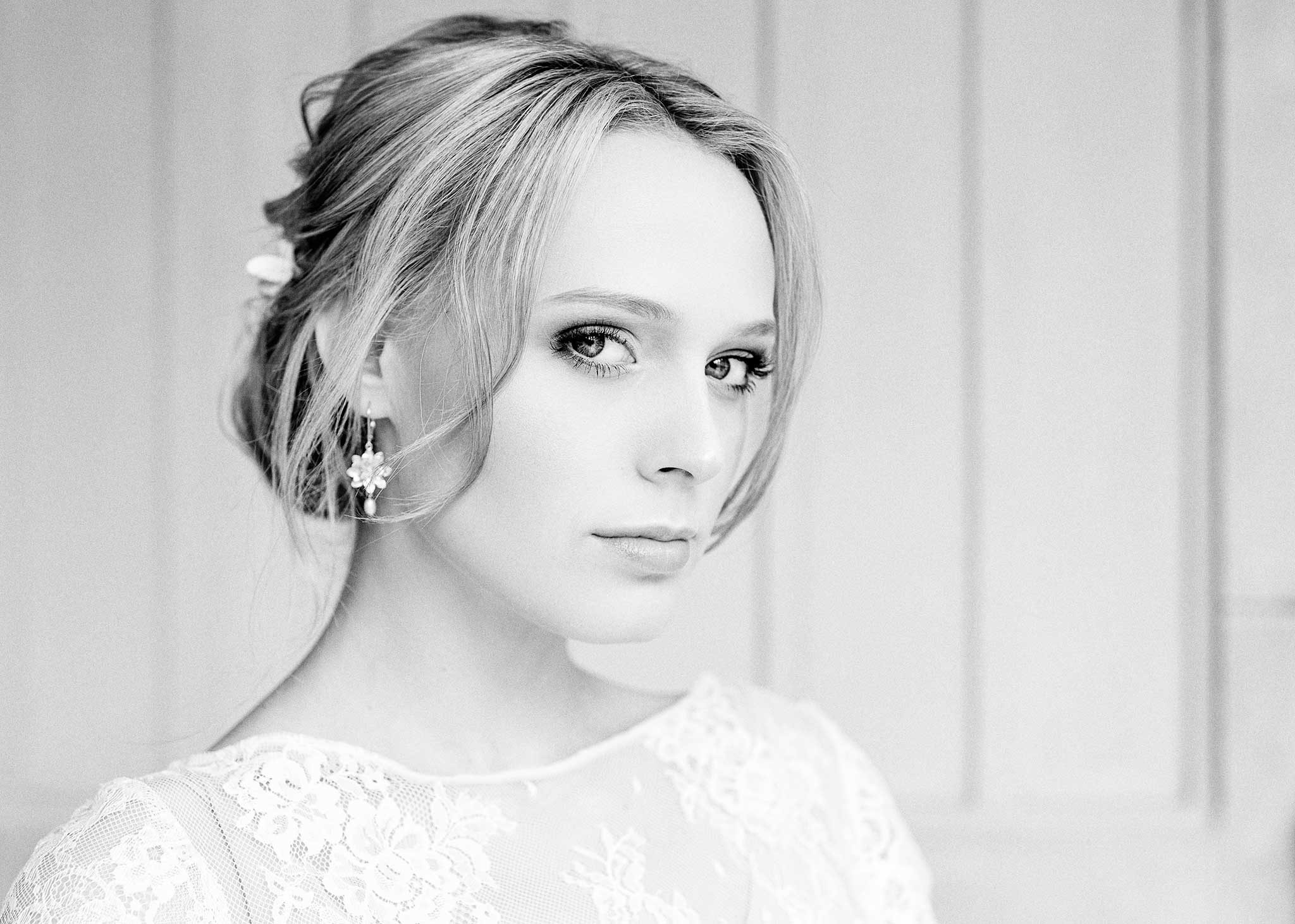 Portrait einer jungen, sehr eleganten Frau. Blick in die Kamera, toller Haarschmuck, Top aus Spitze, Brautstyle, stylisch, schwarz-weiss, bnw, Portraits, Portraitfotograf Ernst Merkhofer