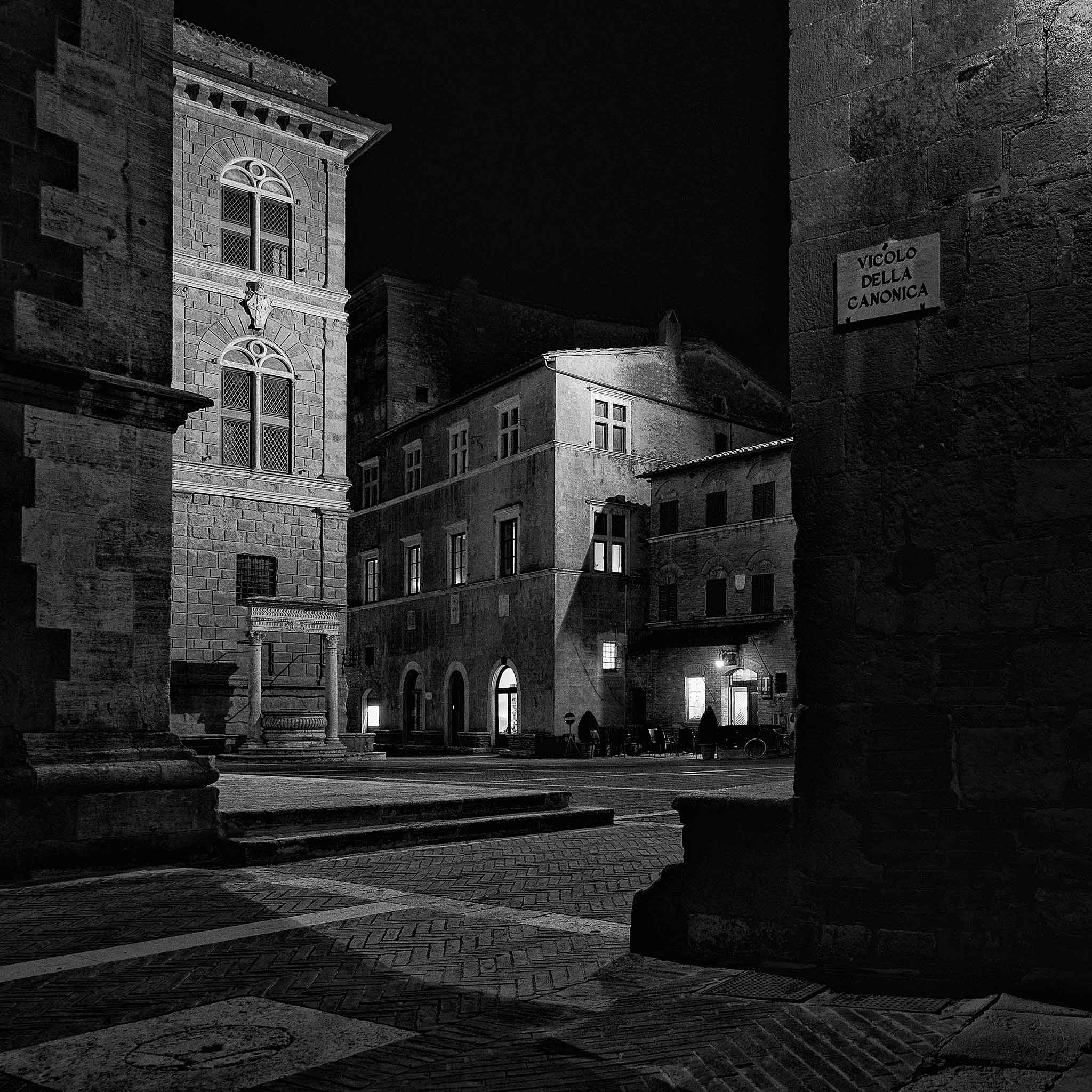 Nachtaufnahme in Pienza vor der Kirche mit Blick Richtung der Bar La Posta, Toskana, Val d'Orcia, Herbst, Workshop, Workshops, Fotografie, Panorama, Photography, Ernst Merkhofer, Fotograf, Pienza, Night, Schwarz-Weiss, Portfolio,