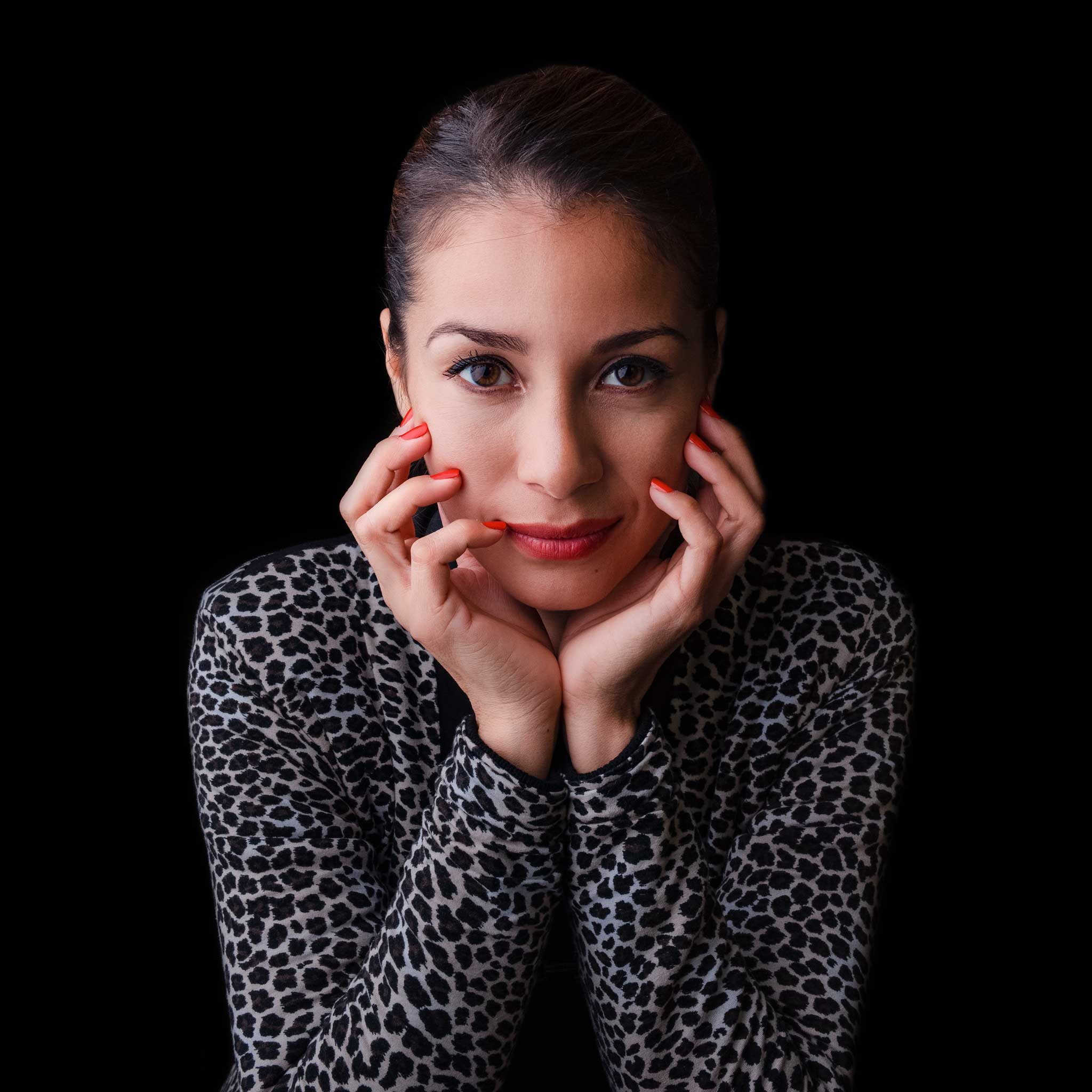 Portraits, Portfolio, Portrait einer jungen Frau, im Studio, Farbe Portraits Ernst Merkhofer , Fotograf, Portraitfotograf,Frau blickt in Kamera, Frauenportrait, Portrait, Portraits, junge Frau, Gesicht, über die Schulter blickend, Rembrand Stil