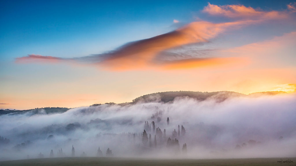 Monticchiello, Workshops, Tuscany, Toskana, Fotograf, Ernst Merkhofer, sunrise, cloud, orange, fog, Nebel, Cypressen, Straße,