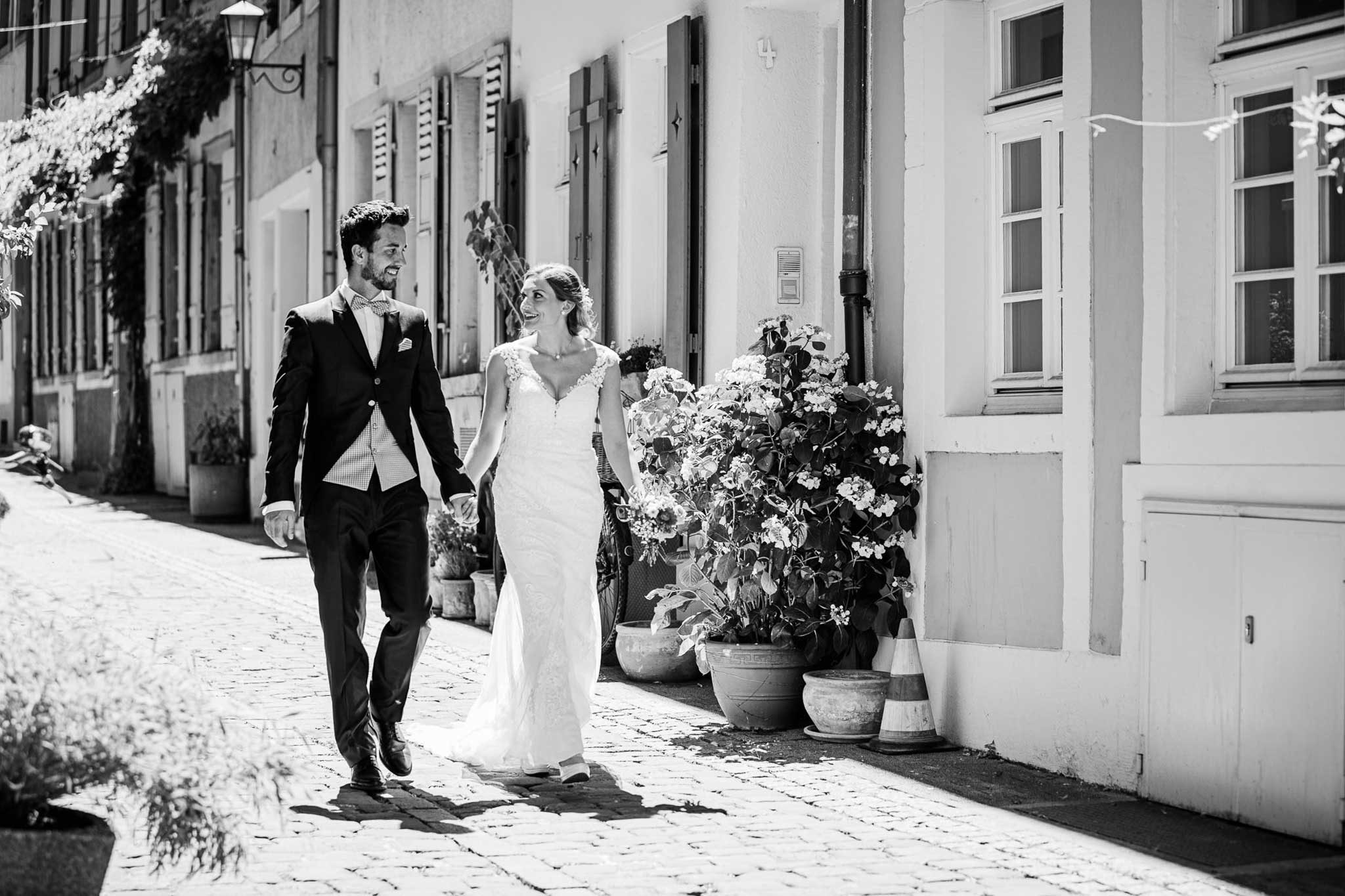 Brautpaar spaziert durch die sonnendurchfluteten Gassen der Heidelberger Altstadt. Romatische After Weddinig Session.