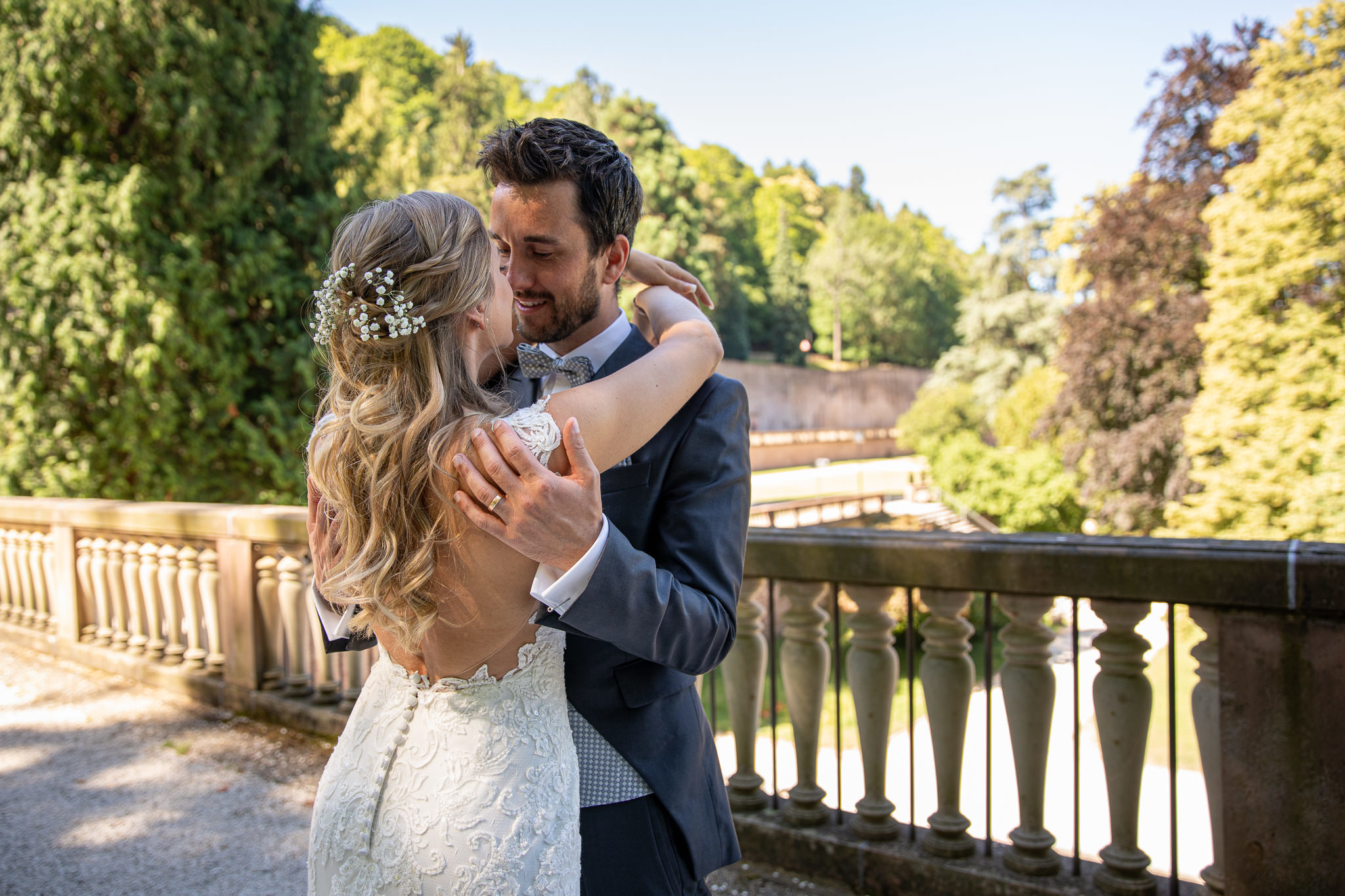 Brautpaar umarmt sich und steht eng zusammen. Bereit zum Kuss. After Wedding Session in Heidelberg.