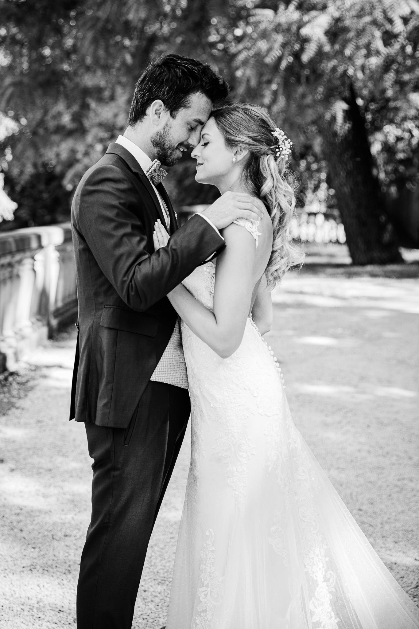 Brautpaar umarmt sich und steht eng zusammen. Bereit zum Kuss. After Wedding Session in Heidelberg.