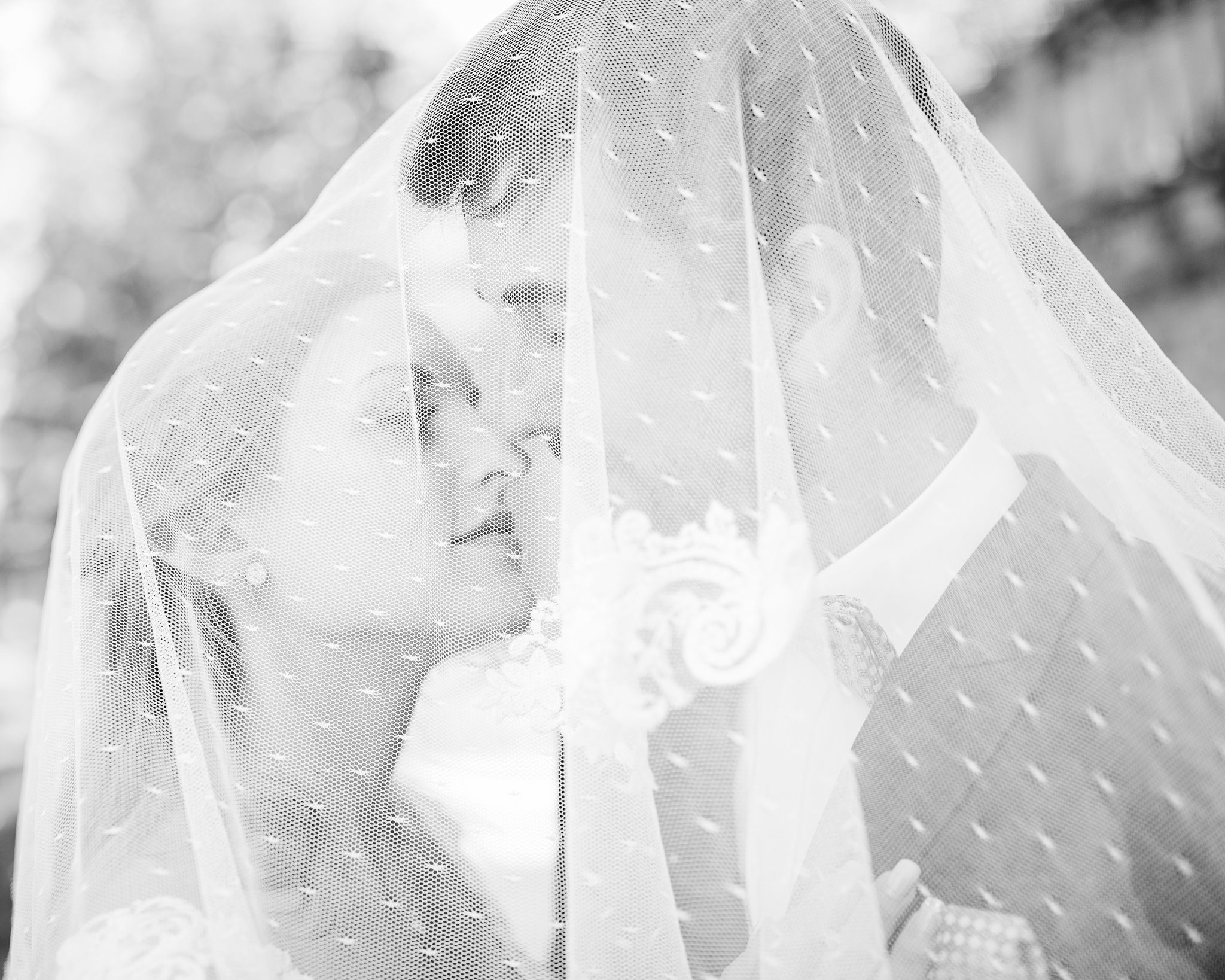 Das Brautpaar steht dicht beieinander und wird vom Schleier eingehüllt, Zärtlichkeit und Nähe, Schwarz-Weiß, After Wedding Session. Hochzeitsfotos und mehr, Ernst Merkhofer