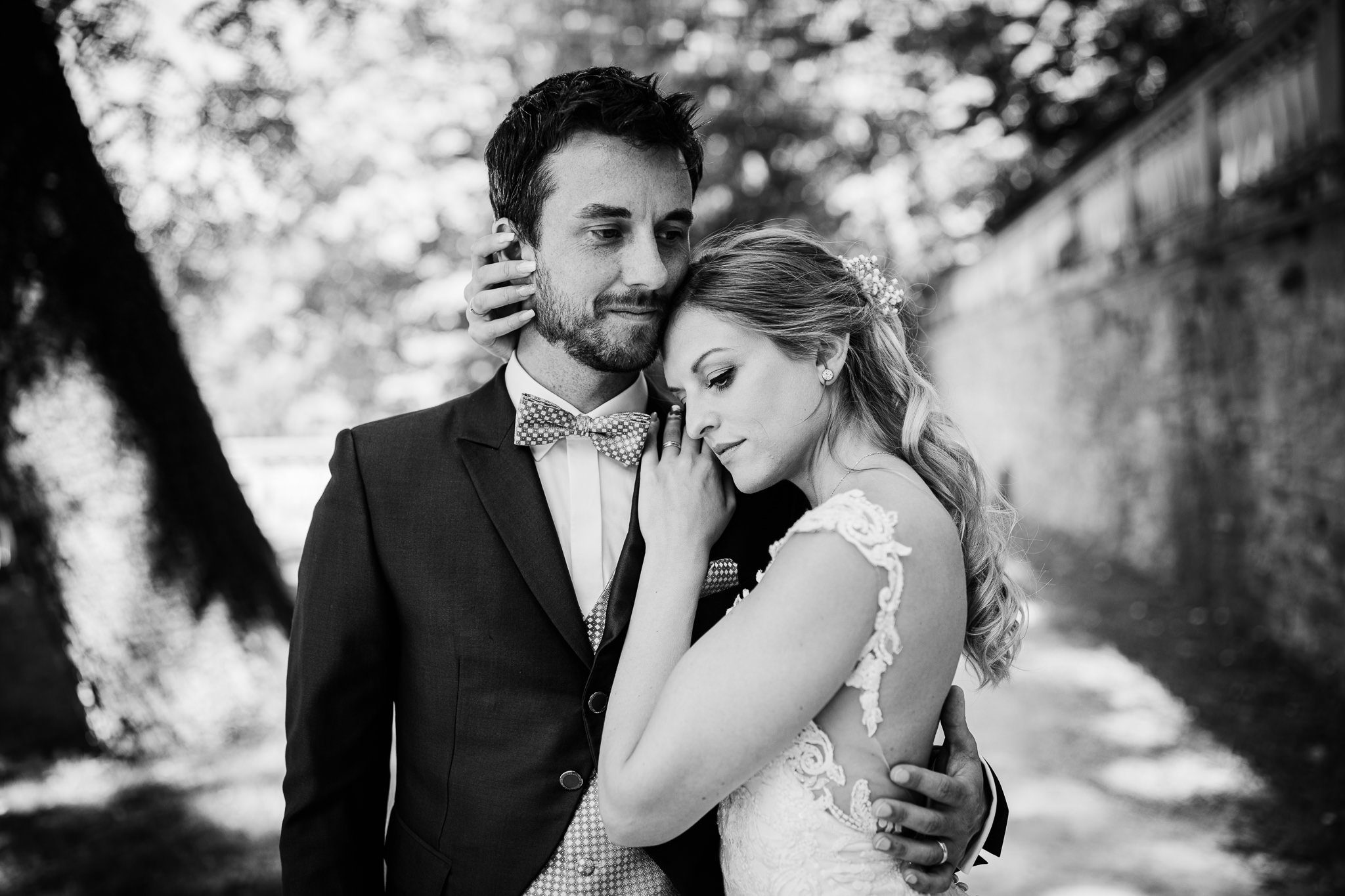 Braut hält Bräutigam und Bräutigam hält Braut in einer verträumten, inningen Umarmung. Die Stimmung zeugt von absolutem Vertrauen in den Partner. After Wedding Session im Schloßgaarten Heidelberg.