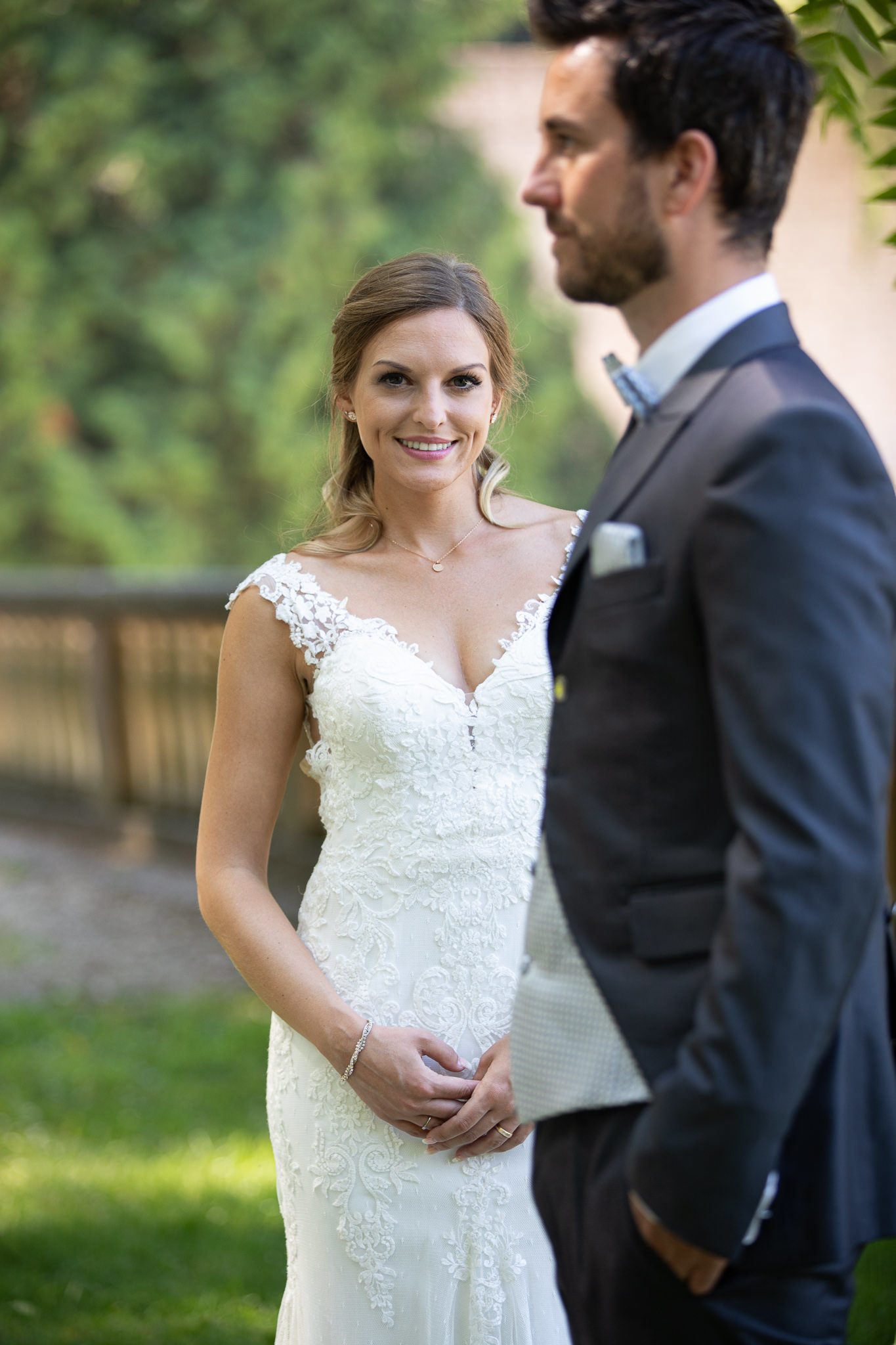 Das Braupaar steht etwas von einander getrennt, er schaut in die Ferne, während sie ihn direkt verliebt anschaut.