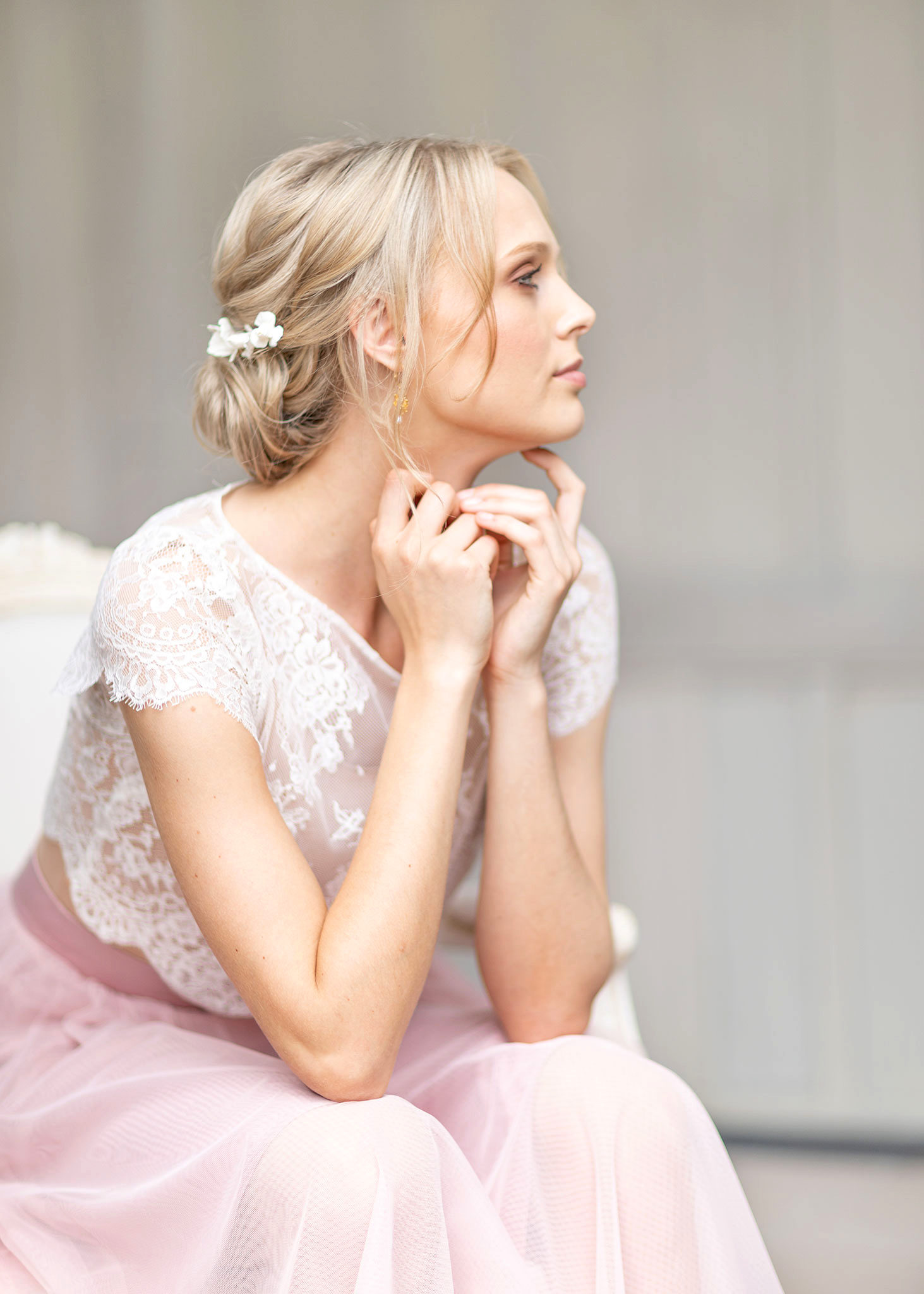 Portrait einer jungen, sehr eleganten Frau. Blick in die Kamera, toller Haarschmuck, Top aus Spitze, Brautstyle, stylisch, verträumt, romantisch, zeitlos, Portraits, Portraitfotograf Ernst Merkhofer